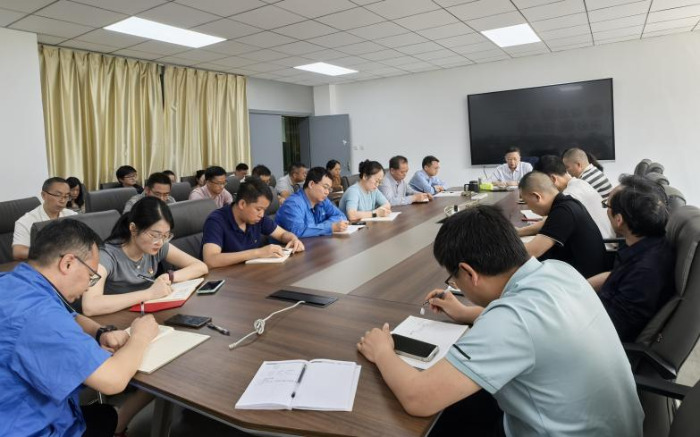 集团公司党委书记杨波讲授深刻贯彻中央八项划放心灵进建教育专题党课